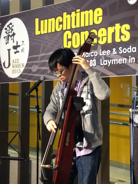 Barry Lam 以電低音提琴演奏